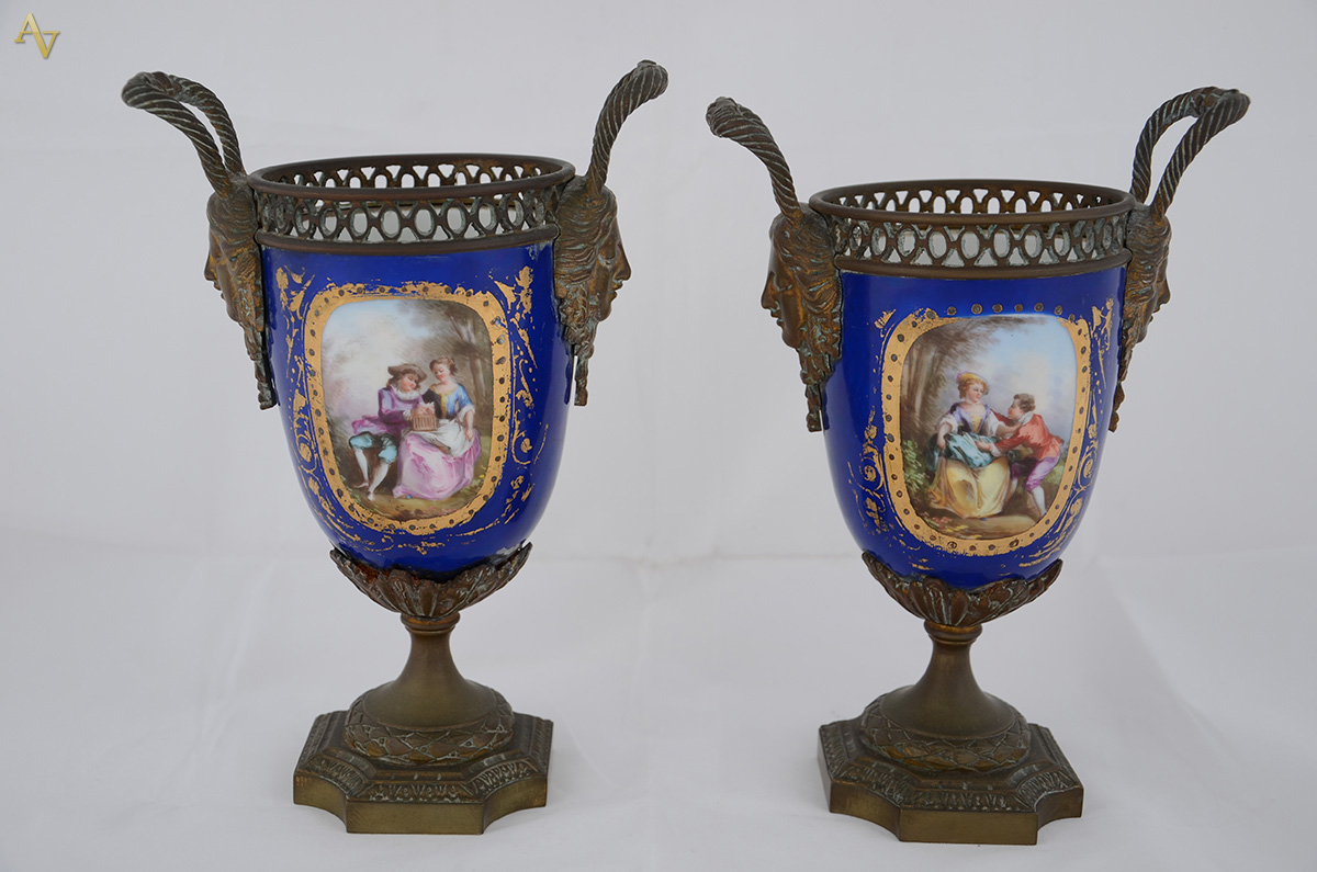 Par de vasos de porcelana possivelmente de SÈVRES, alças laterais de... - foto 1 de 2
