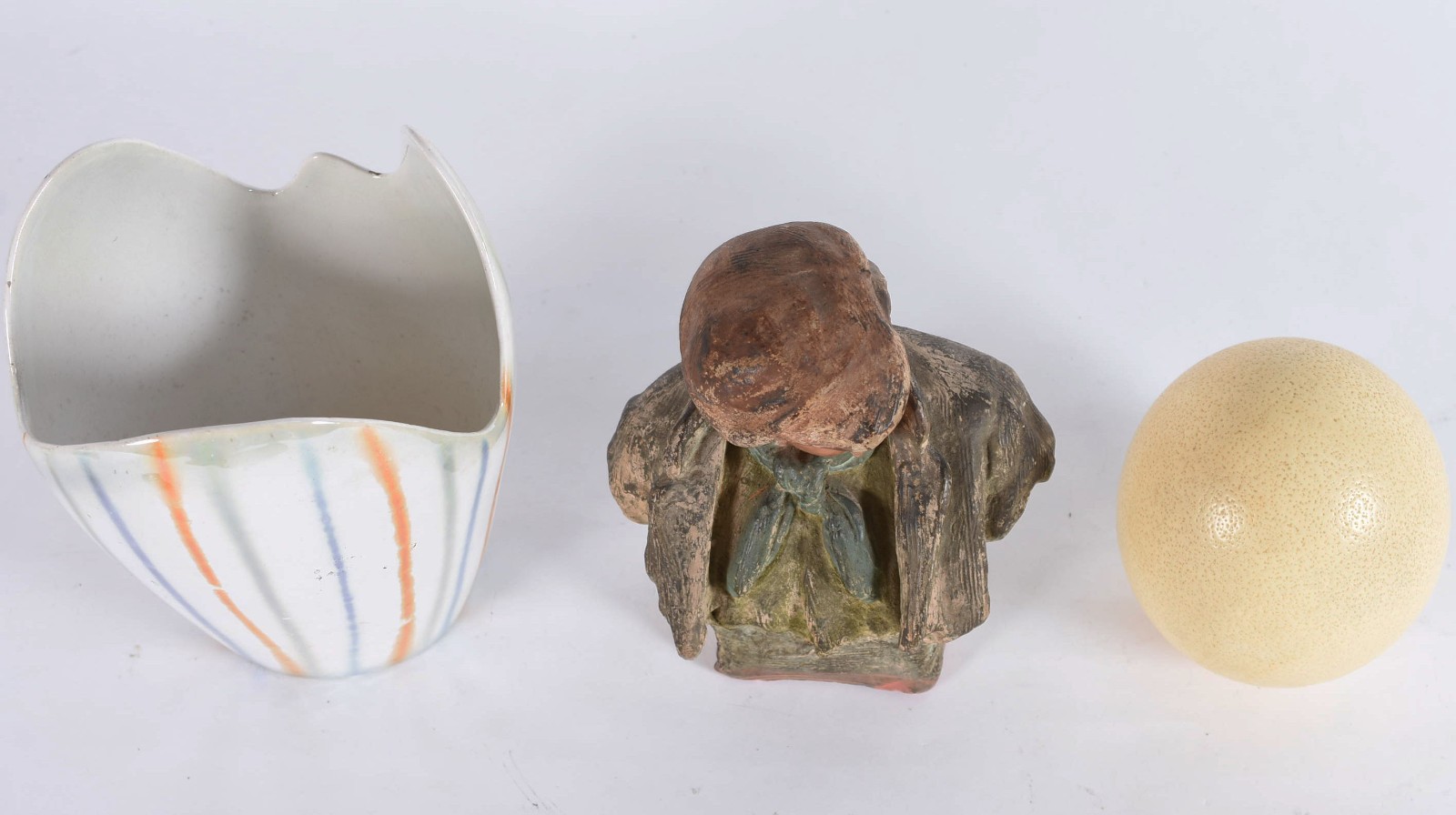 Três peças diversas, sendo: ovo de avestruz, vaso de faiança dos anos... - foto 2 de 6