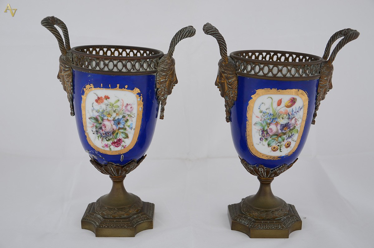 Par de vasos de porcelana possivelmente de SÈVRES, alças laterais de... - foto 2 de 2