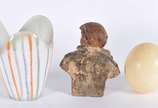 Três peças diversas, sendo: ovo de avestruz, va... - Três peças diversas, sendo: ovo de avestruz, vaso de faiança dos anos 60 com listras coloridas e estatueta de terracota policromada representand...