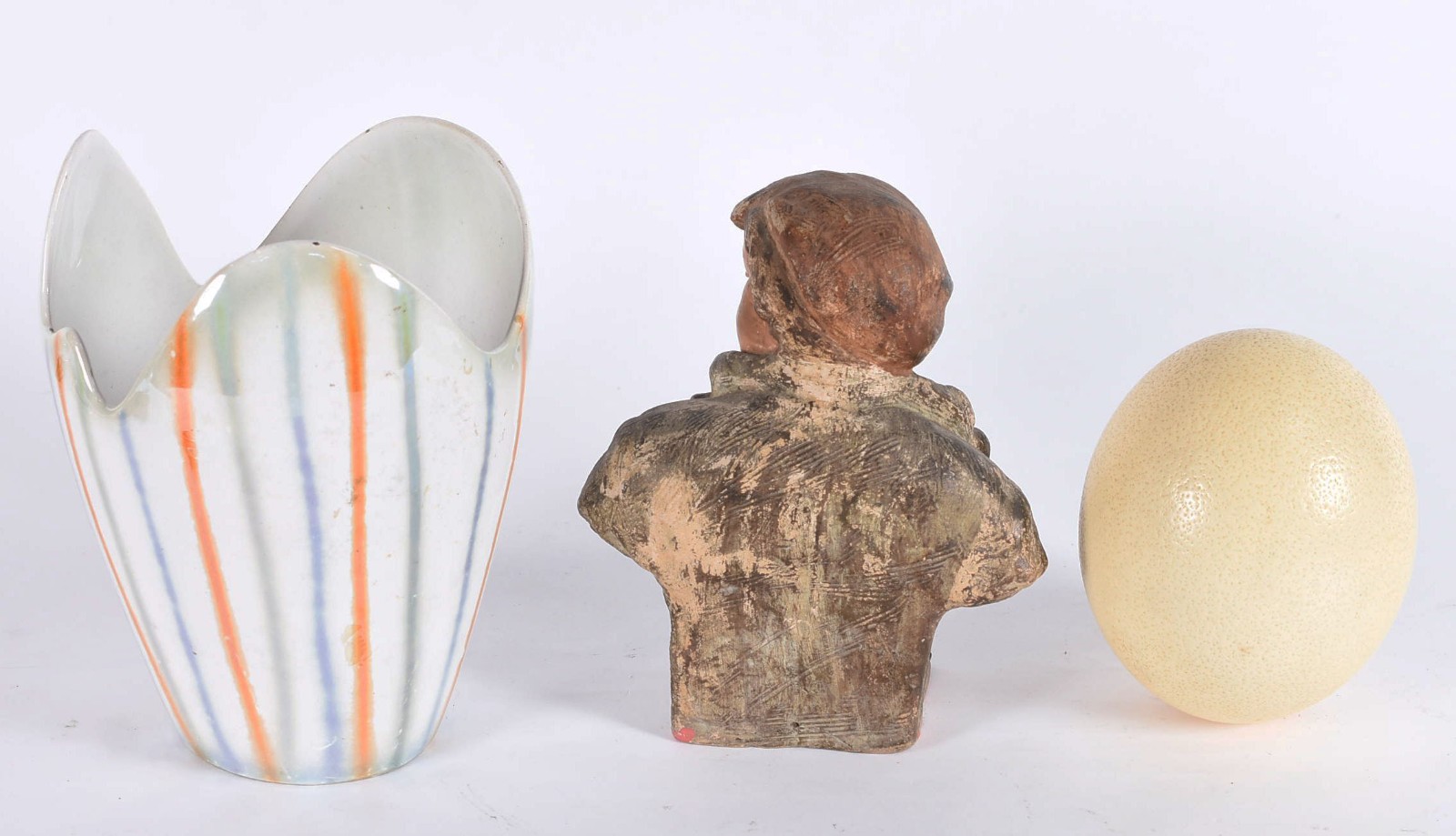 Três peças diversas, sendo: ovo de avestruz, vaso de faiança dos anos... - foto 4 de 6