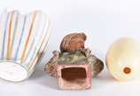 Três peças diversas, sendo: ovo de avestruz, va... - Três peças diversas, sendo: ovo de avestruz, vaso de faiança dos anos 60 com listras coloridas e estatueta de terracota policromada representand...