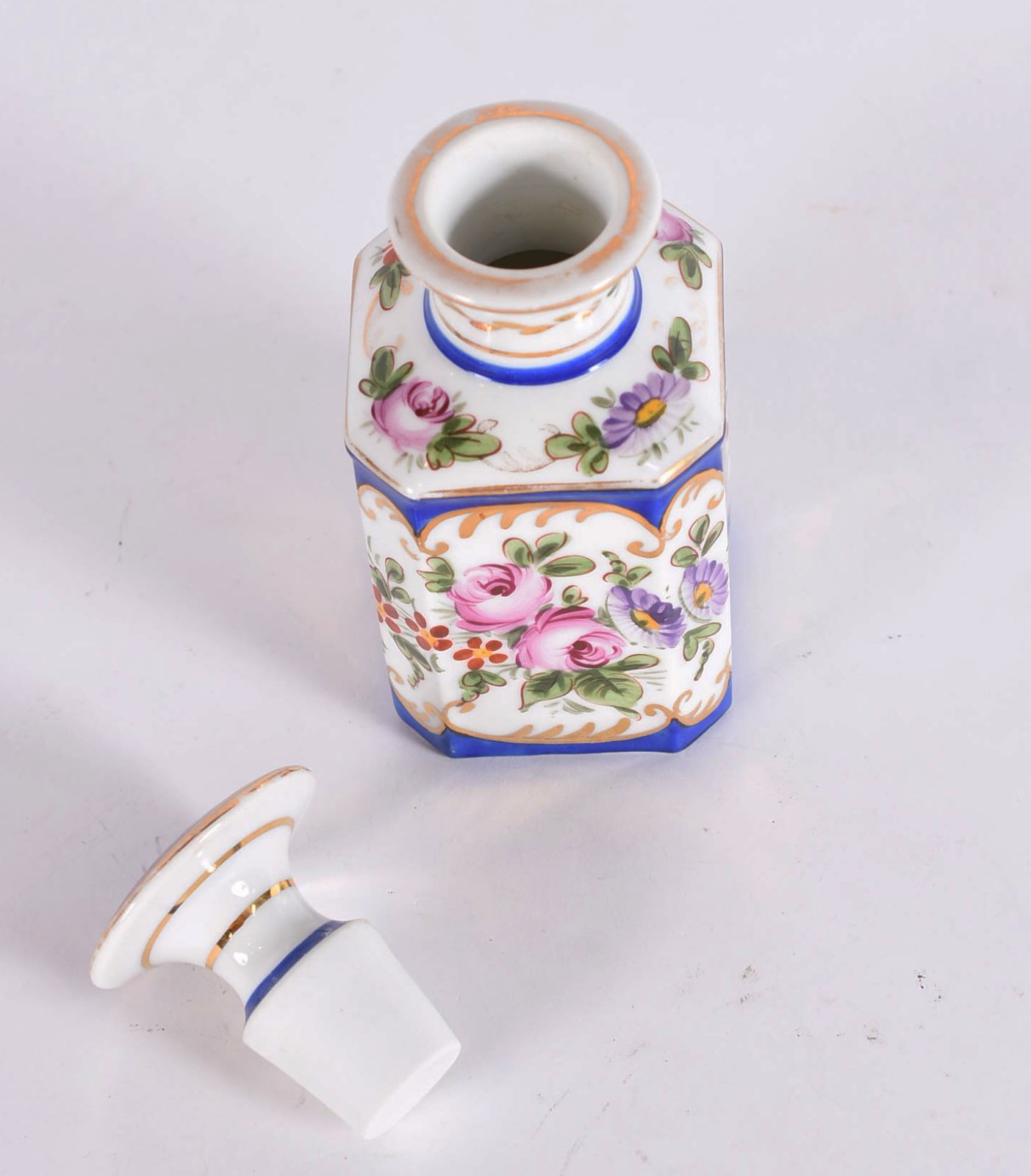 Perfumeiro de porcelana francesa policromado. - foto 3 de 4