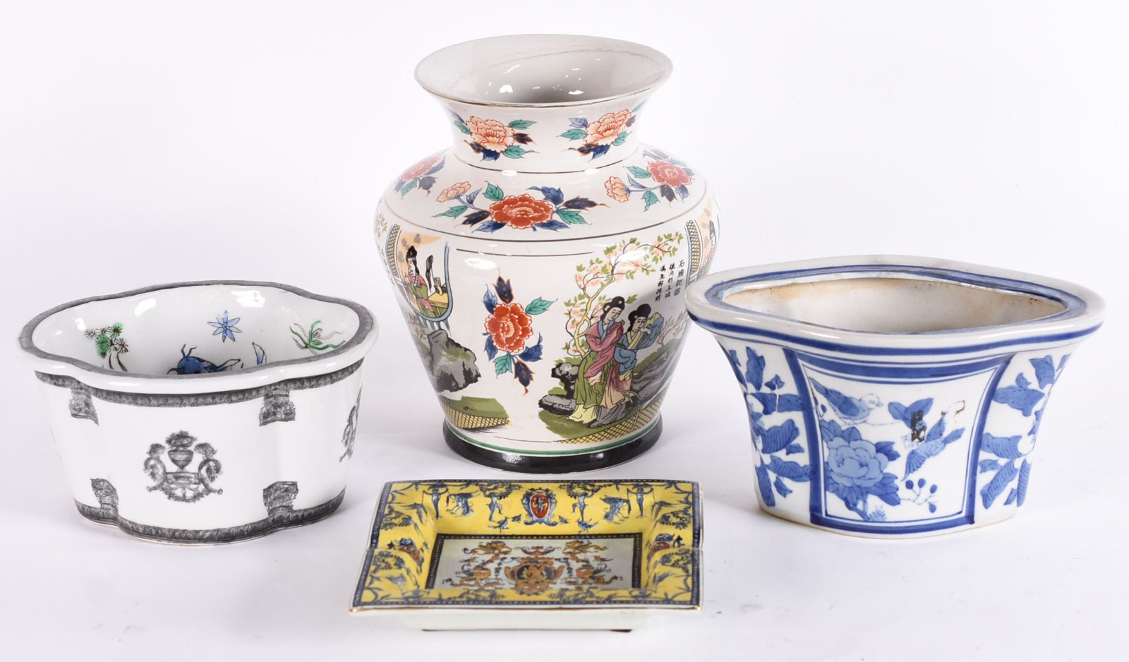 Quatro peças de porcelana oriental policromada, sendo vaso com gueixa... - foto 1 de 6