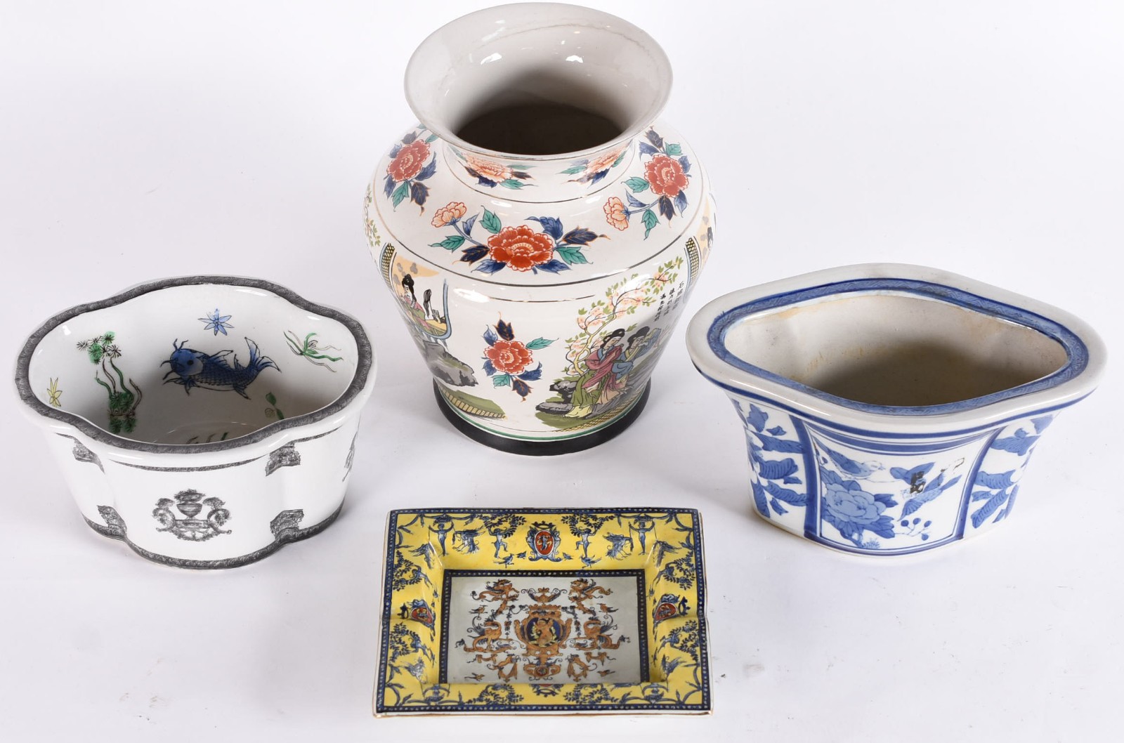 Quatro peças de porcelana oriental policromada, sendo vaso com gueixa... - foto 2 de 6