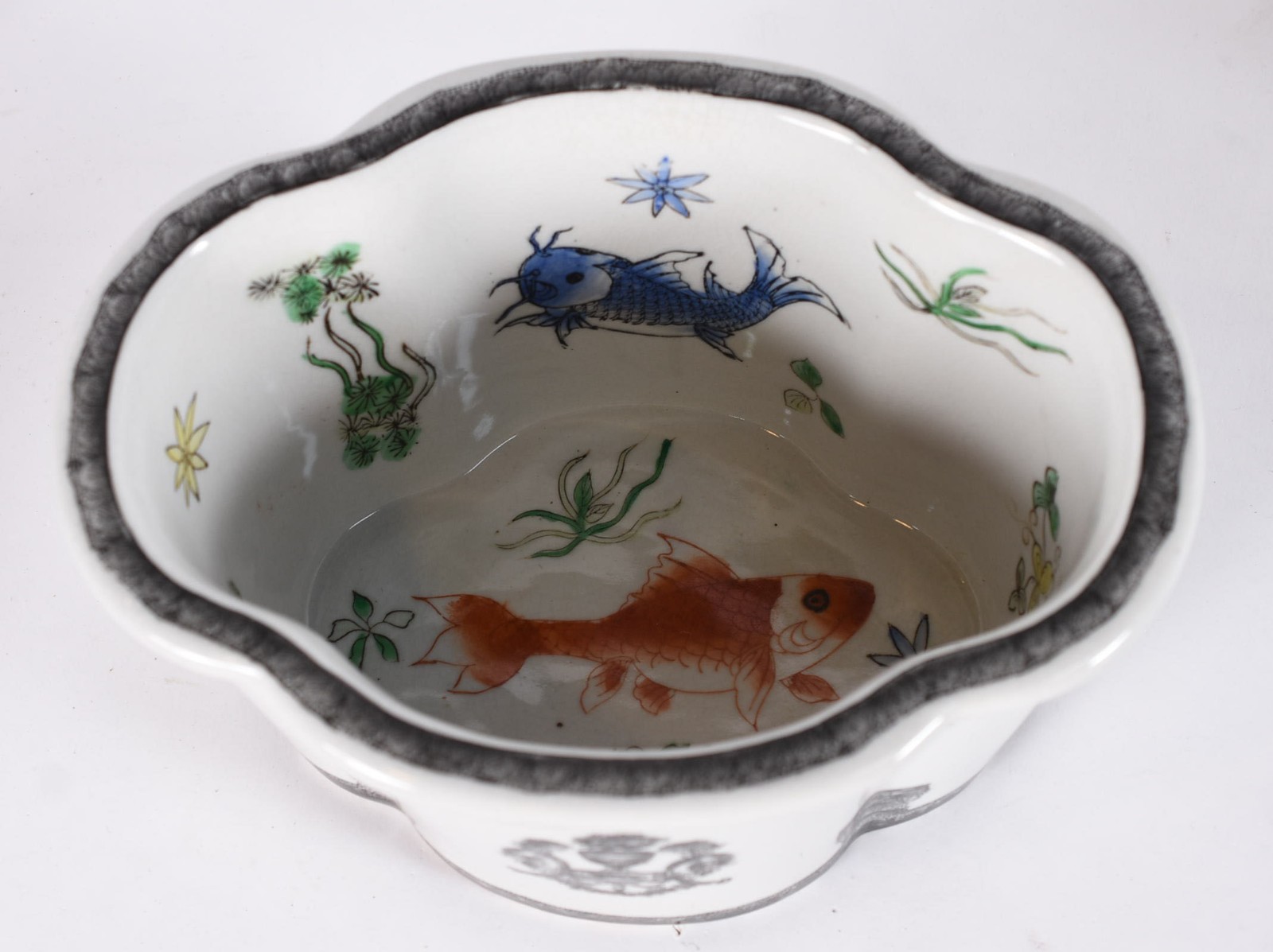Quatro peças de porcelana oriental policromada, sendo vaso com gueixa... - foto 3 de 6