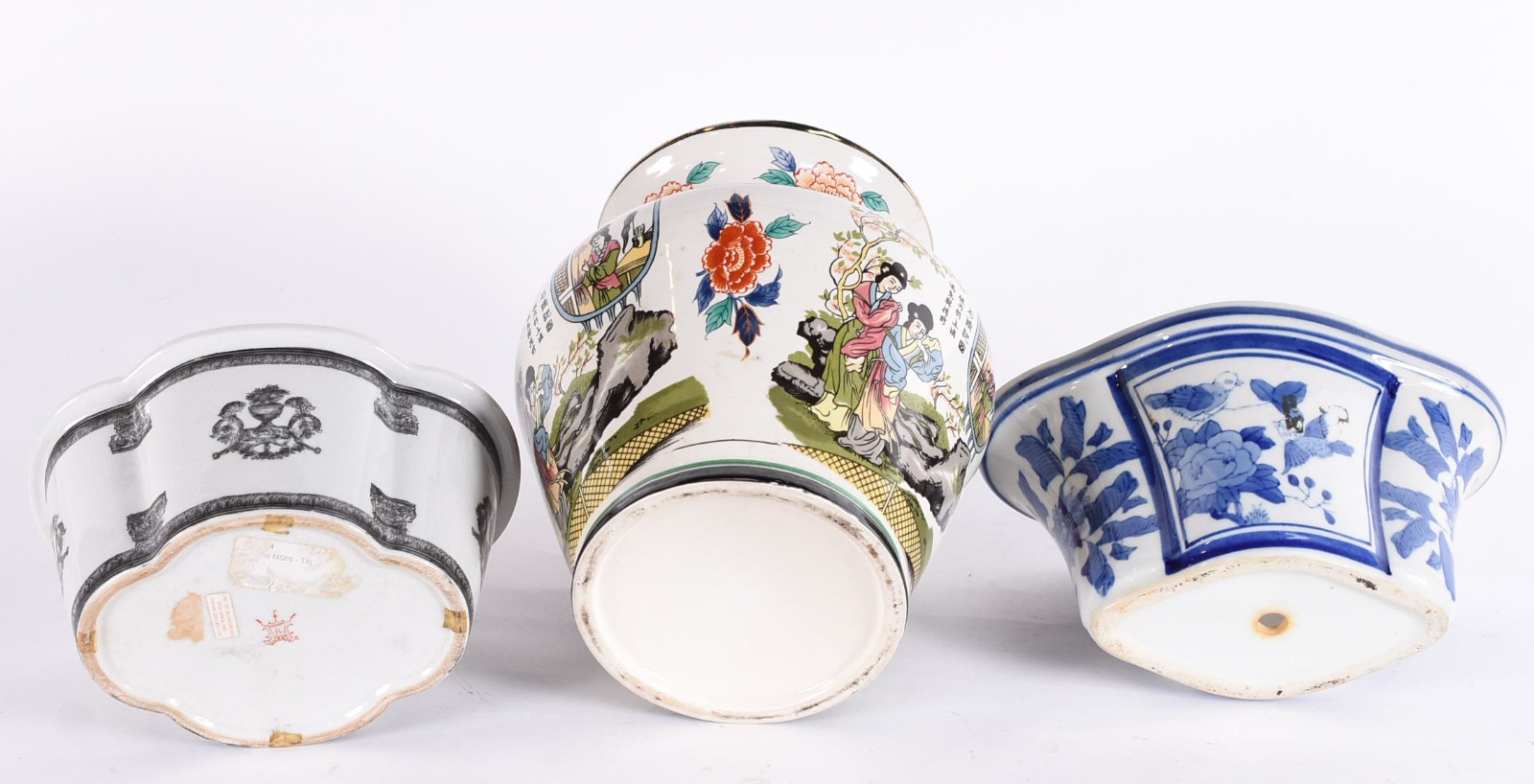 Quatro peças de porcelana oriental policromada, sendo vaso com gueixa... - foto 4 de 6