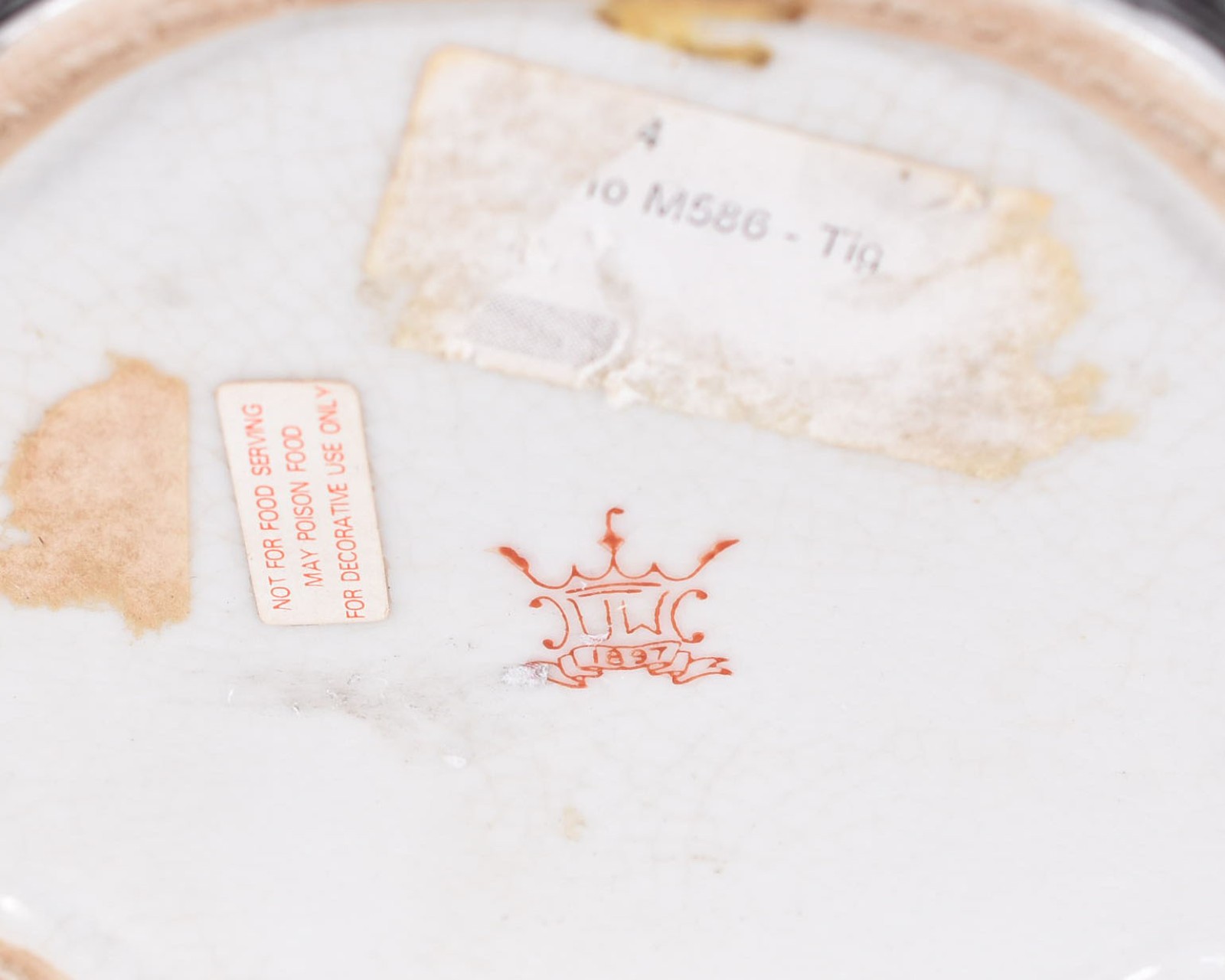 Quatro peças de porcelana oriental policromada, sendo vaso com gueixa... - foto 6 de 6