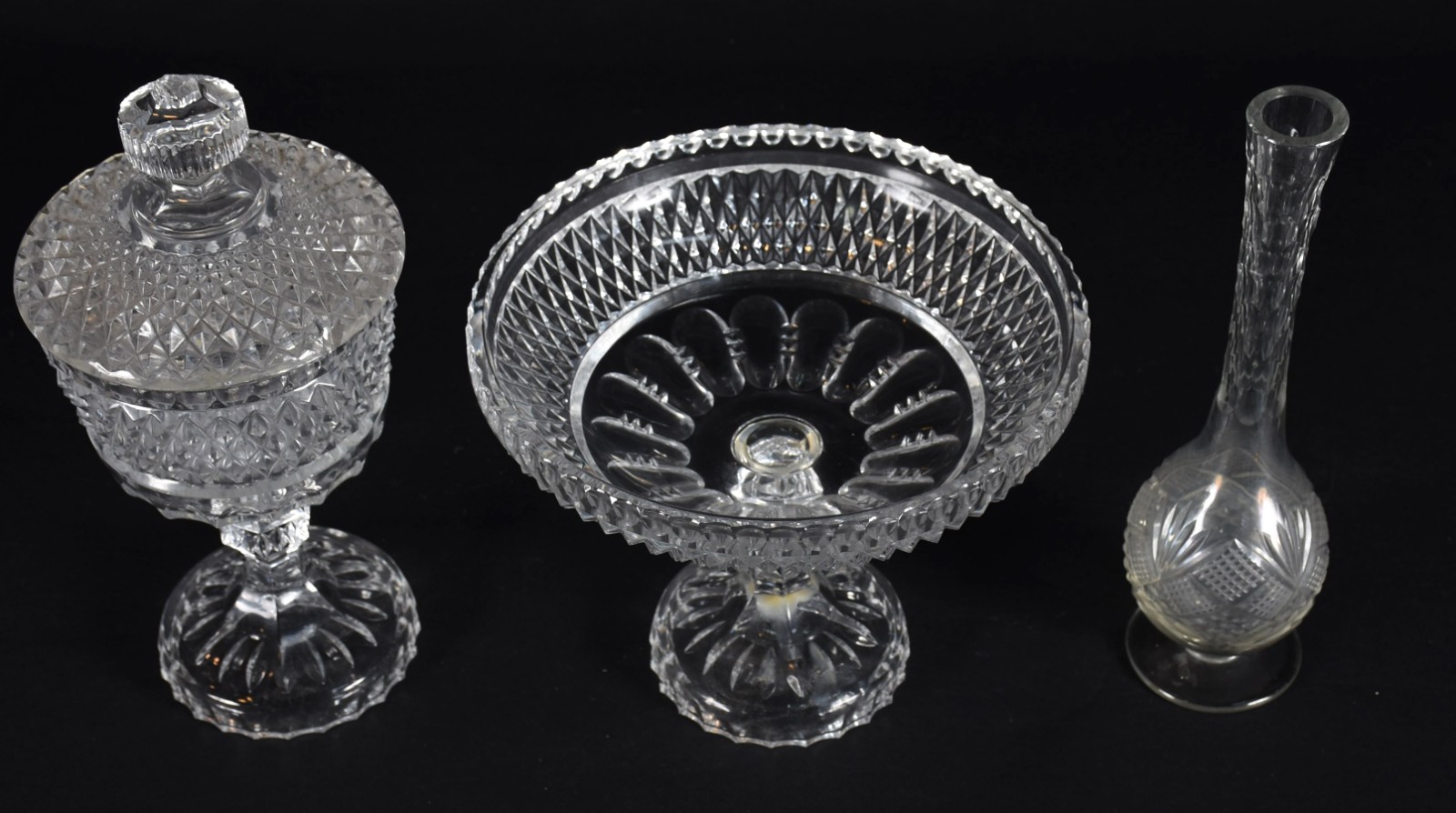 Três peças de cristal, sendo: fruteira, compoteira (pequeno bicado na... - foto 2 de 4