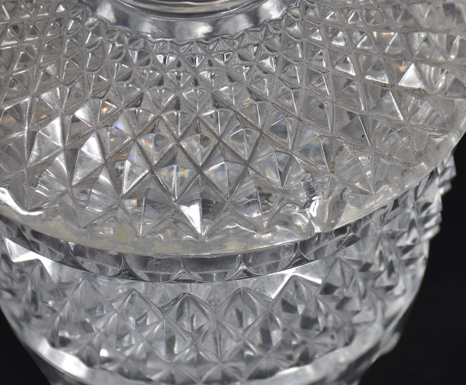 Três peças de cristal, sendo: fruteira, compoteira (pequeno bicado na... - foto 3 de 4