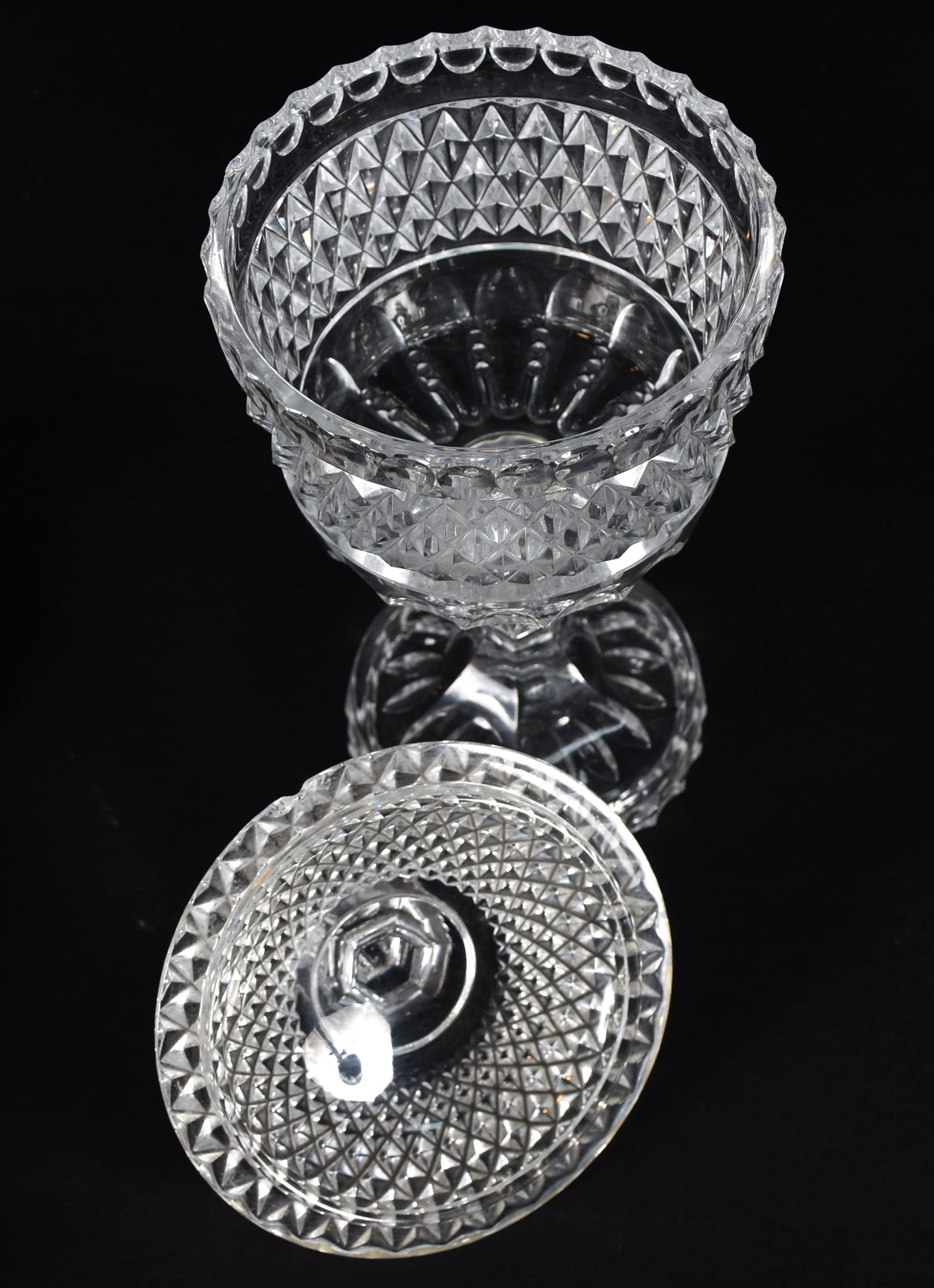 Três peças de cristal, sendo: fruteira, compoteira (pequeno bicado na... - foto 4 de 4