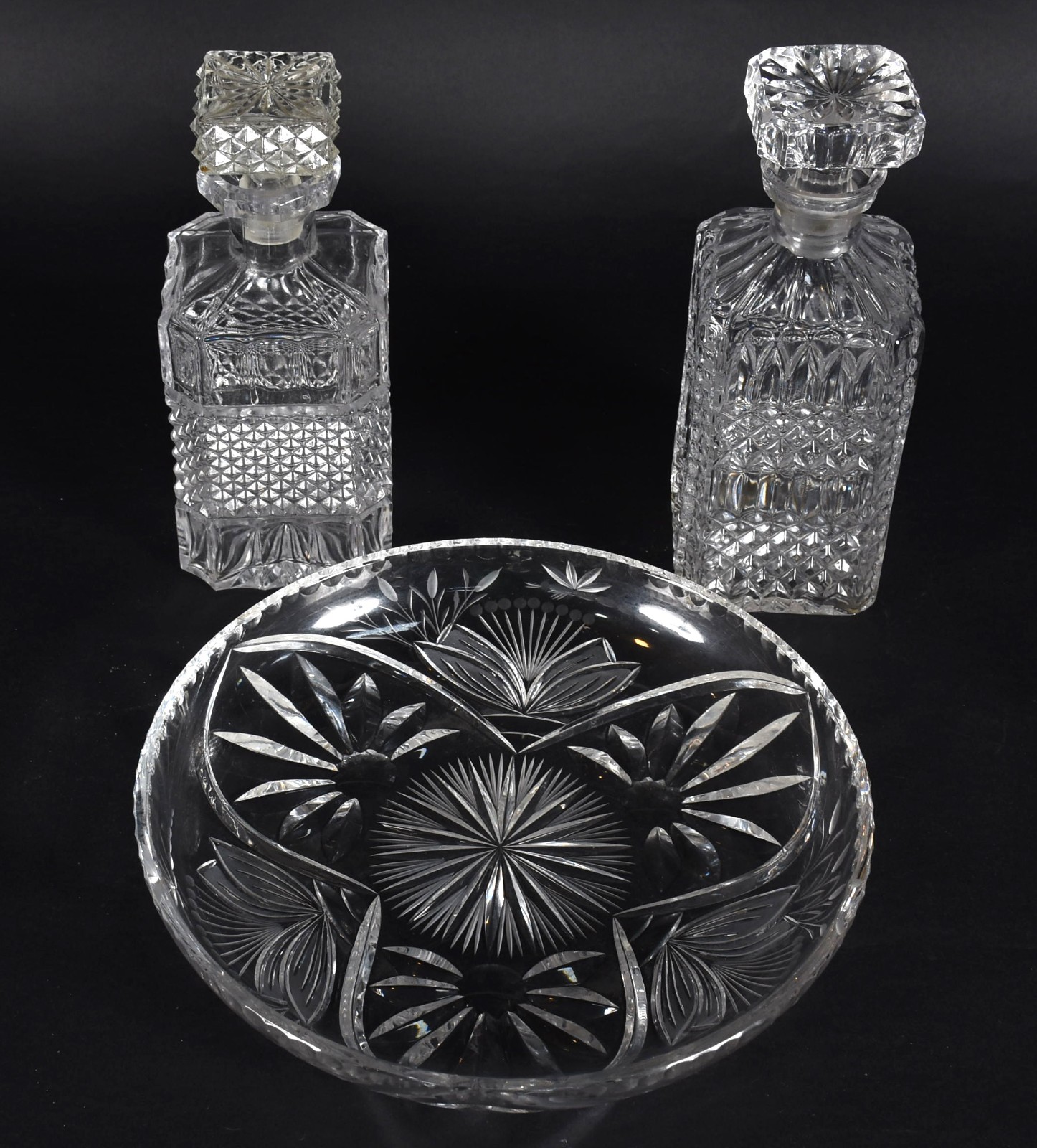 Três peças, sendo: par de garrafas de cristal e prato lapidado. - foto 2 de 4
