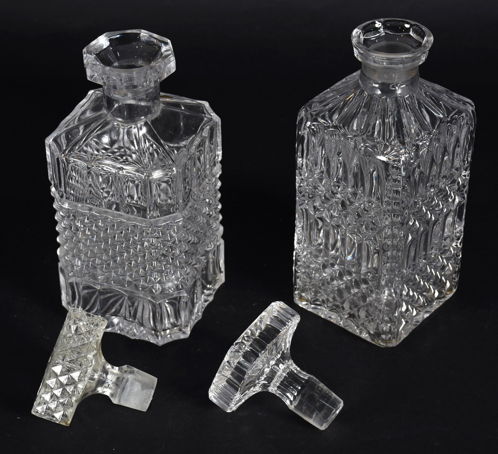 Três peças, sendo: par de garrafas de cristal e prato lapidado. - foto 3 de 4