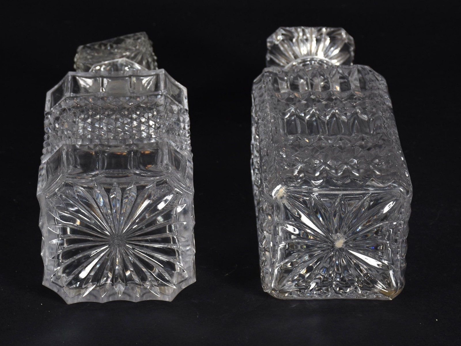 Três peças, sendo: par de garrafas de cristal e prato lapidado. - foto 4 de 4