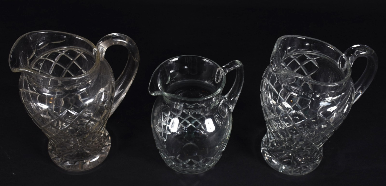 Três jarras de cristal lapidado. - foto 2 de 3