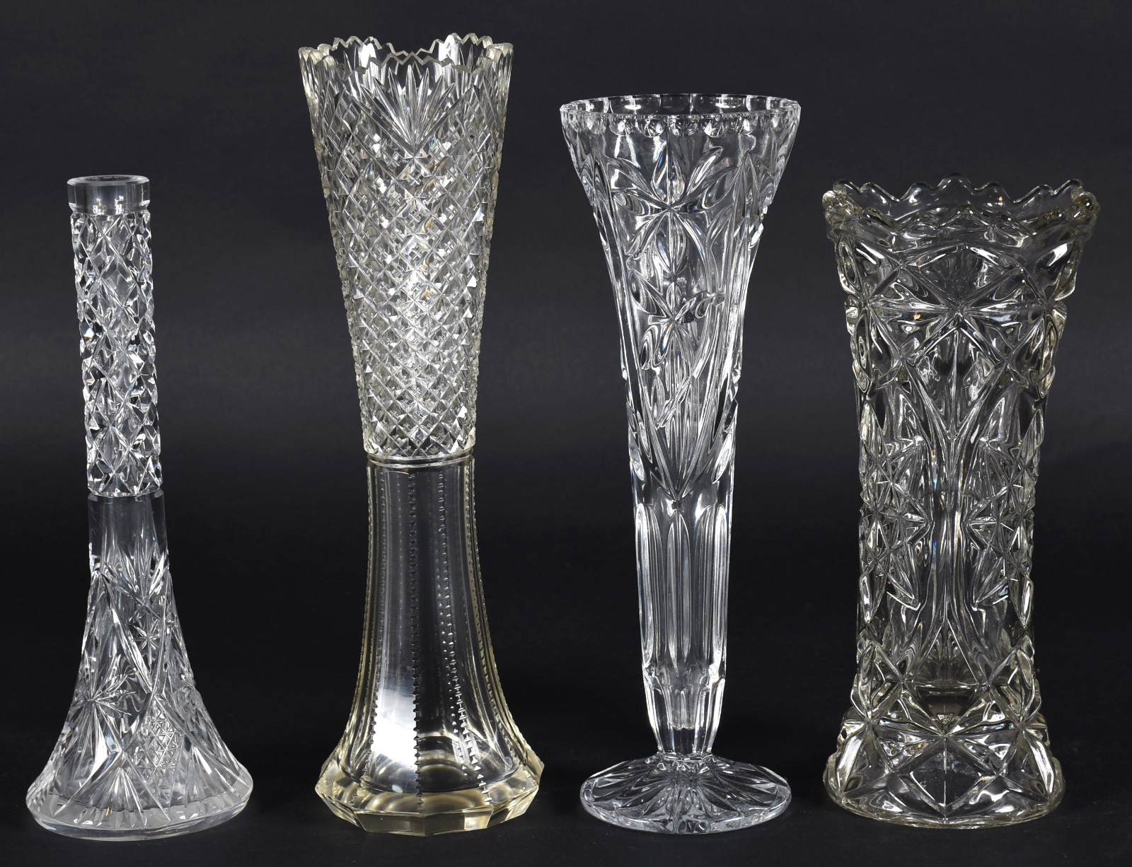 Quatro vasos/solifleur de cristal em diferentes formatos e lapidações. - foto 1 de 3