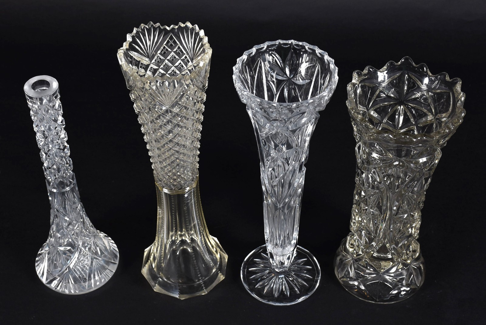 Quatro vasos/solifleur de cristal em diferentes formatos e lapidações. - foto 2 de 3