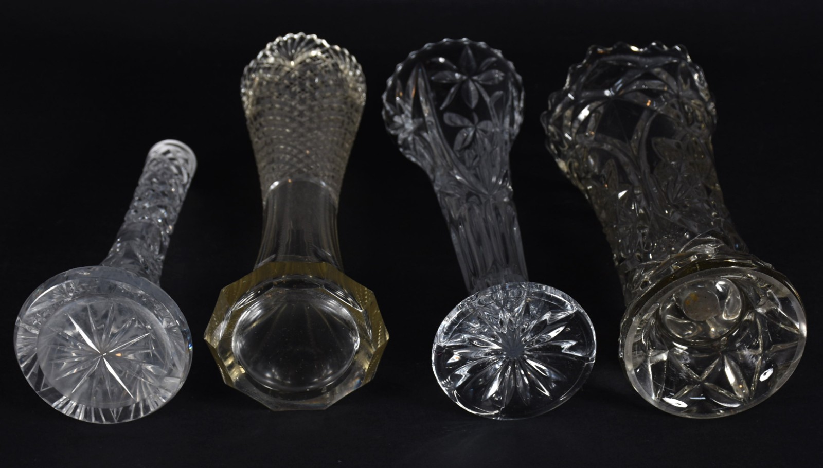 Quatro vasos/solifleur de cristal em diferentes formatos e lapidações. - foto 3 de 3