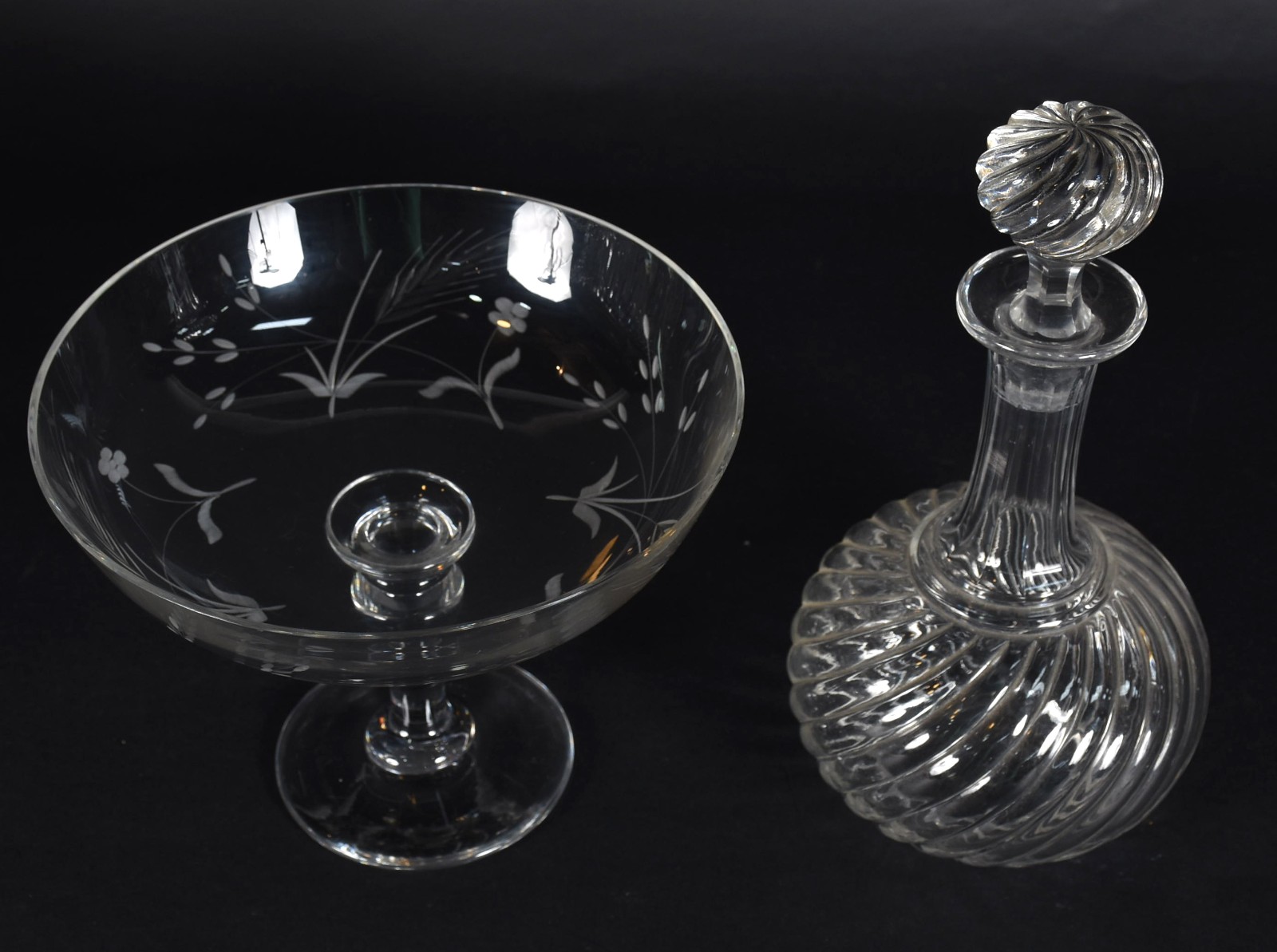 Duas peças de cristal , sendo: fruteira de pé alto e licoreira de... - foto 1 de 4
