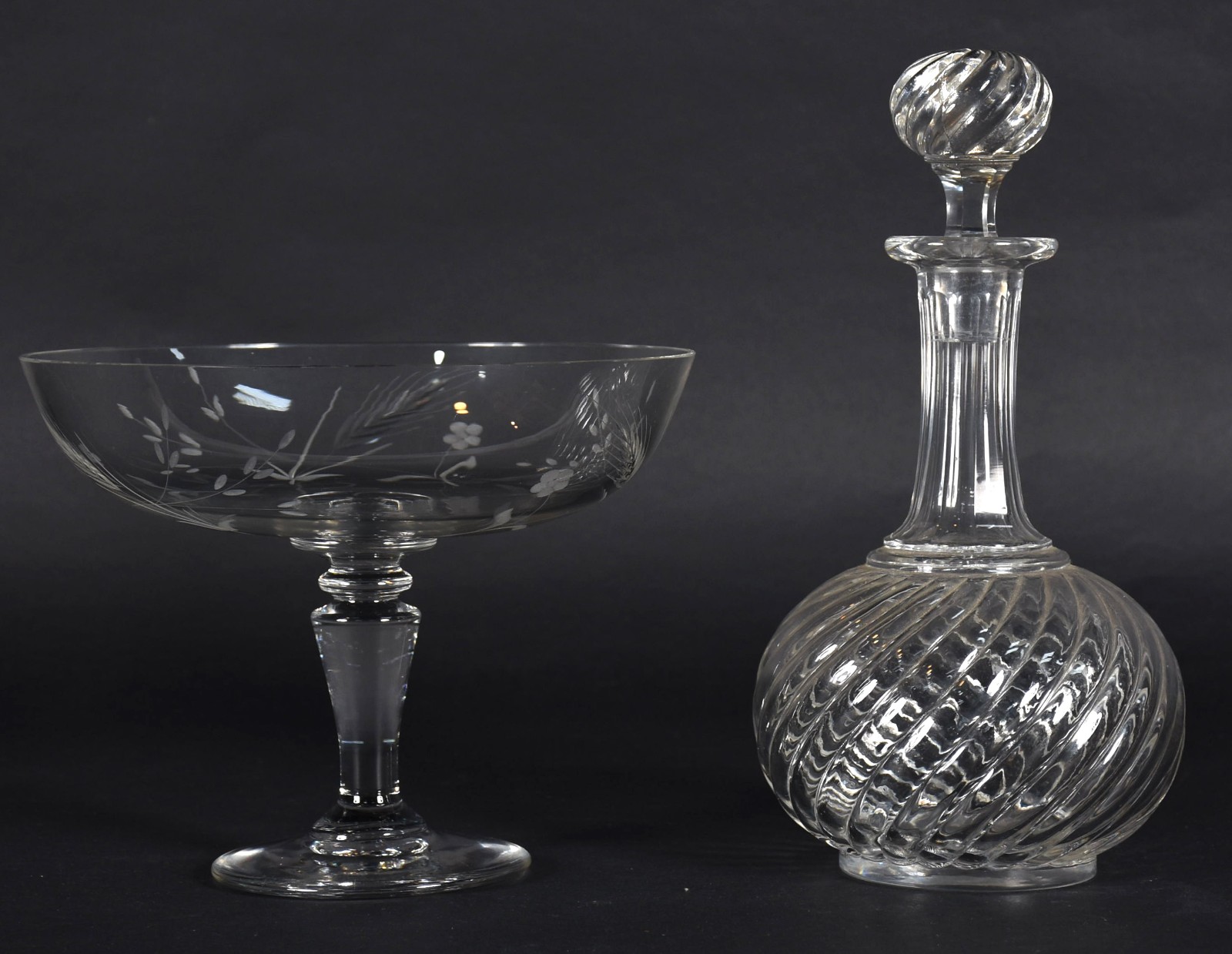 Duas peças de cristal , sendo: fruteira de pé alto e licoreira de... - foto 2 de 4