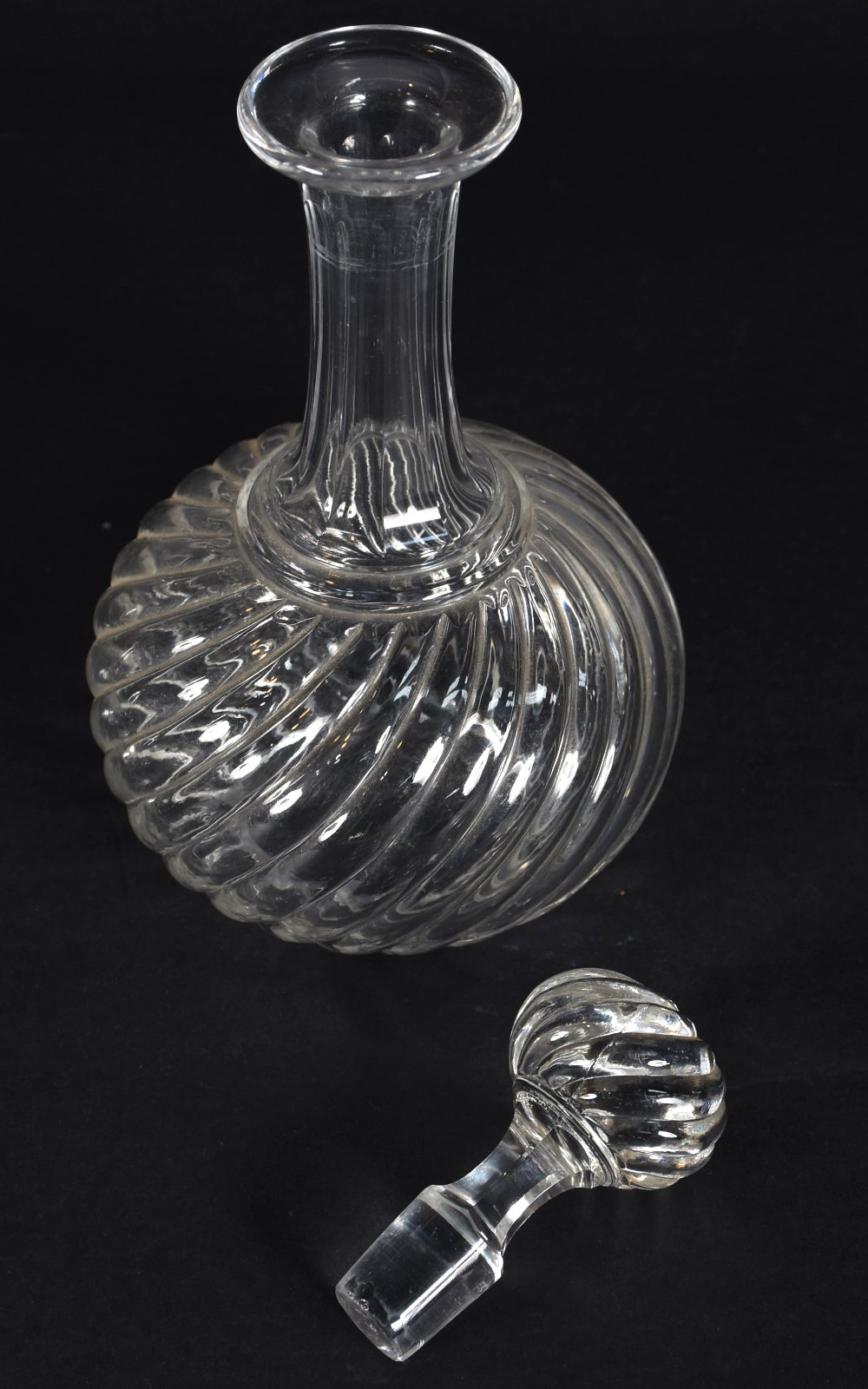 Duas peças de cristal , sendo: fruteira de pé alto e licoreira de... - foto 3 de 4