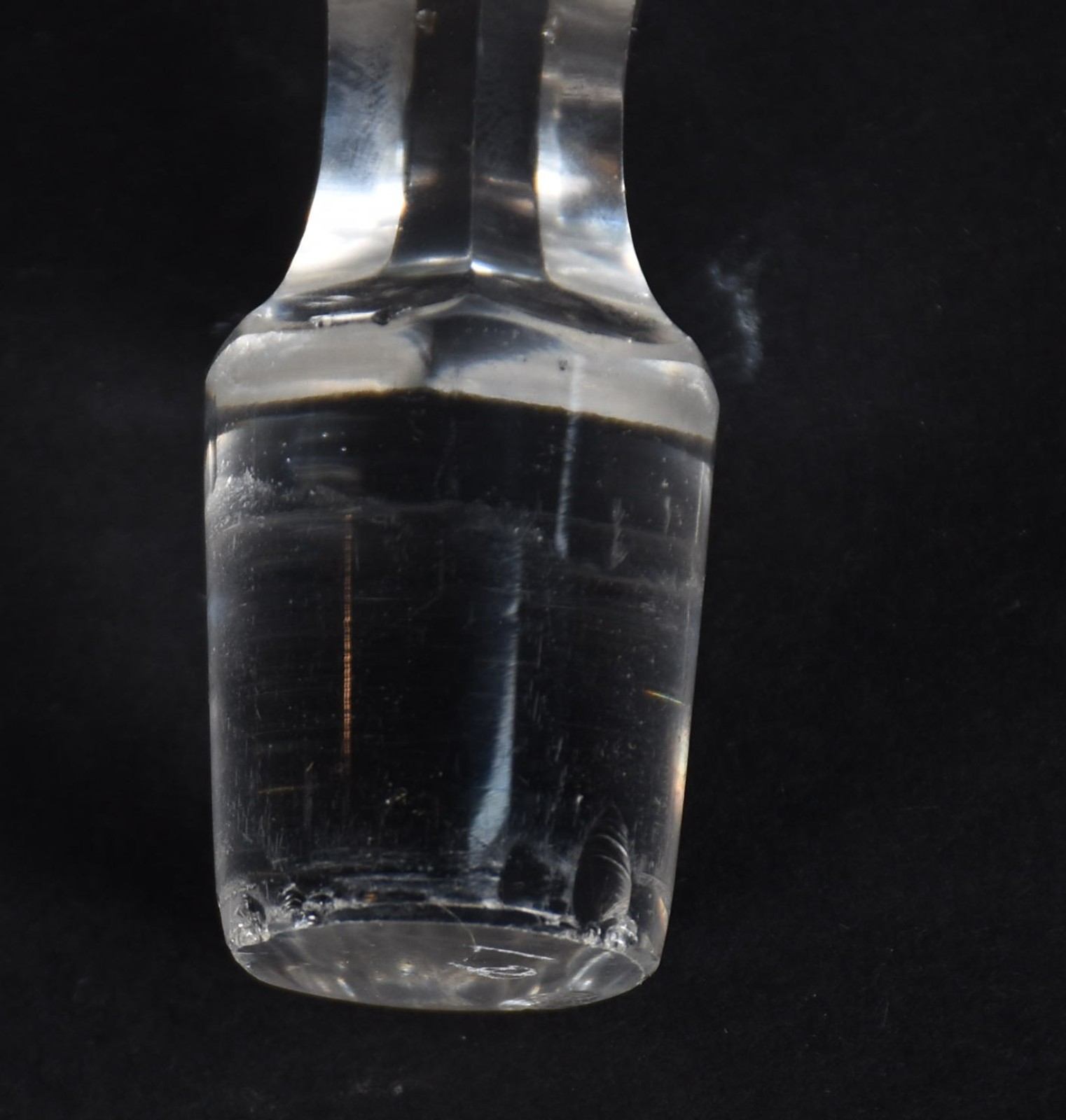 Duas peças de cristal , sendo: fruteira de pé alto e licoreira de... - foto 4 de 4