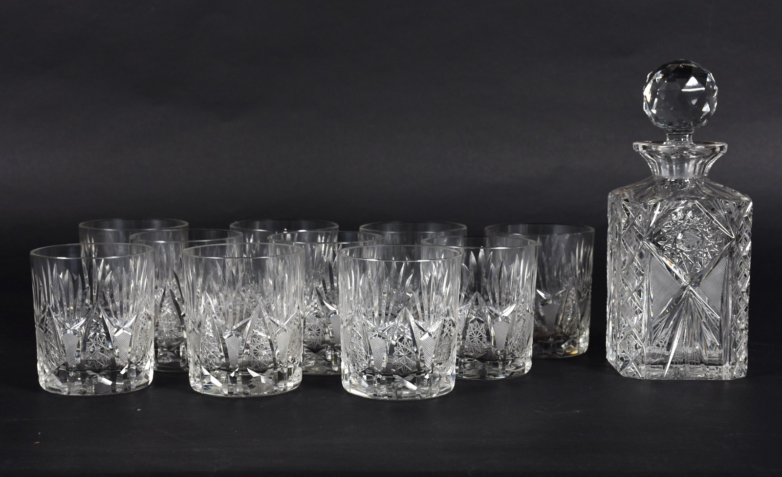 Conjunto com garrafa de cristal lapidado e 10 copos curtos para... - foto 1 de 5