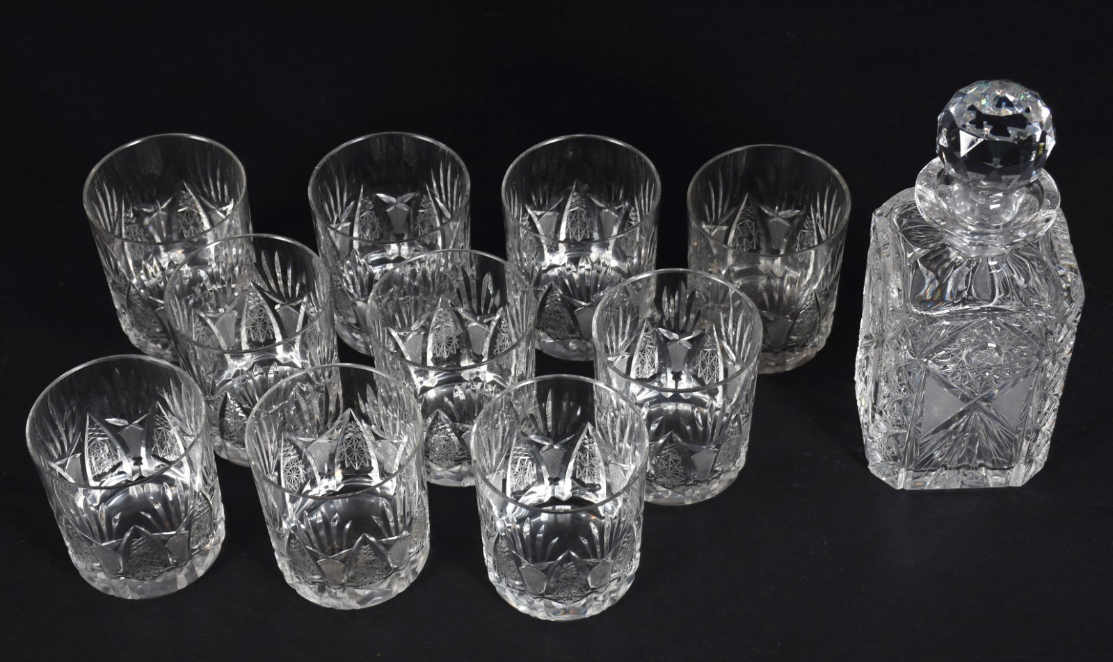 Conjunto com garrafa de cristal lapidado e 10 copos curtos para... - foto 2 de 5