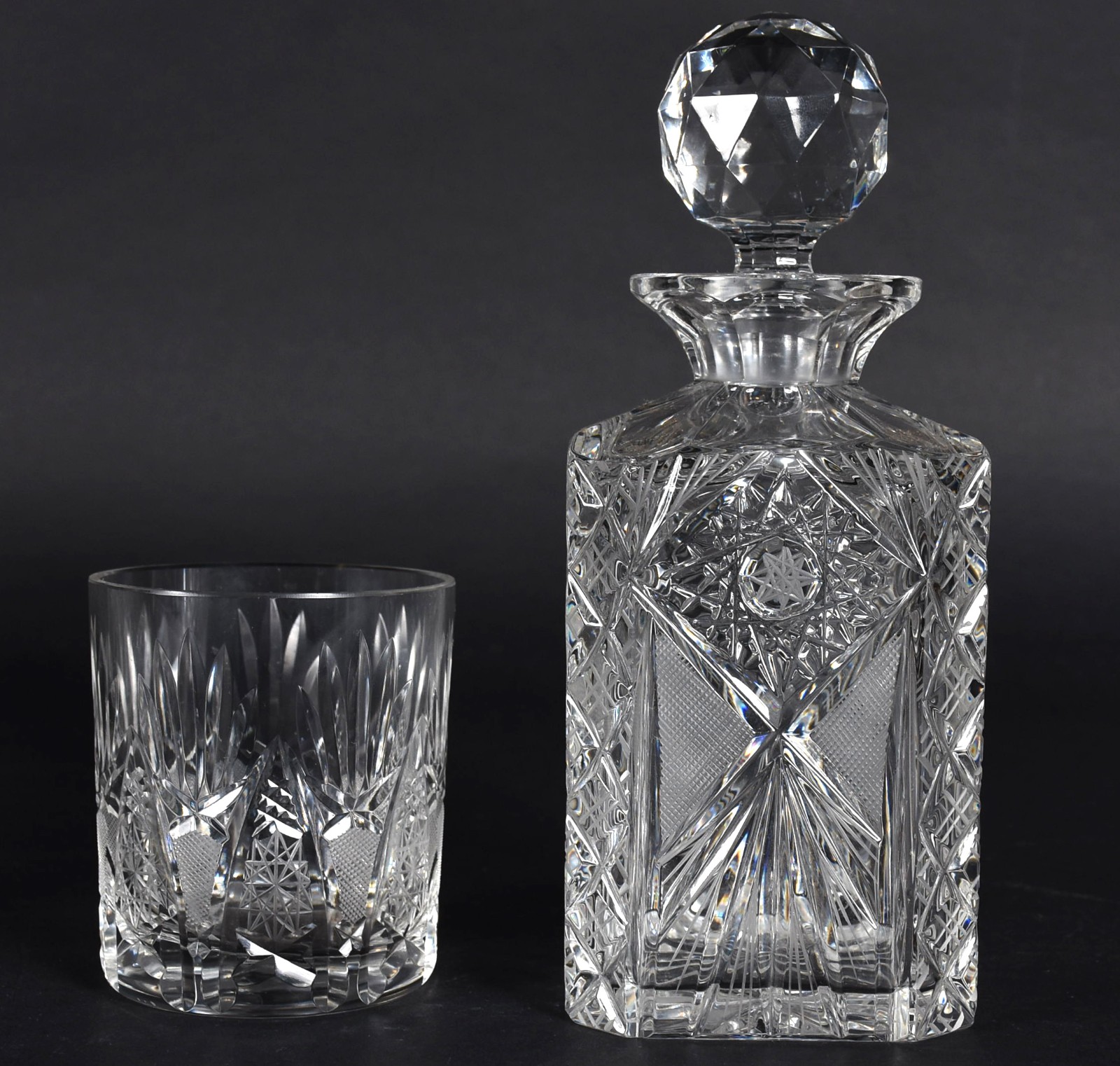 Conjunto com garrafa de cristal lapidado e 10 copos curtos para... - foto 3 de 5