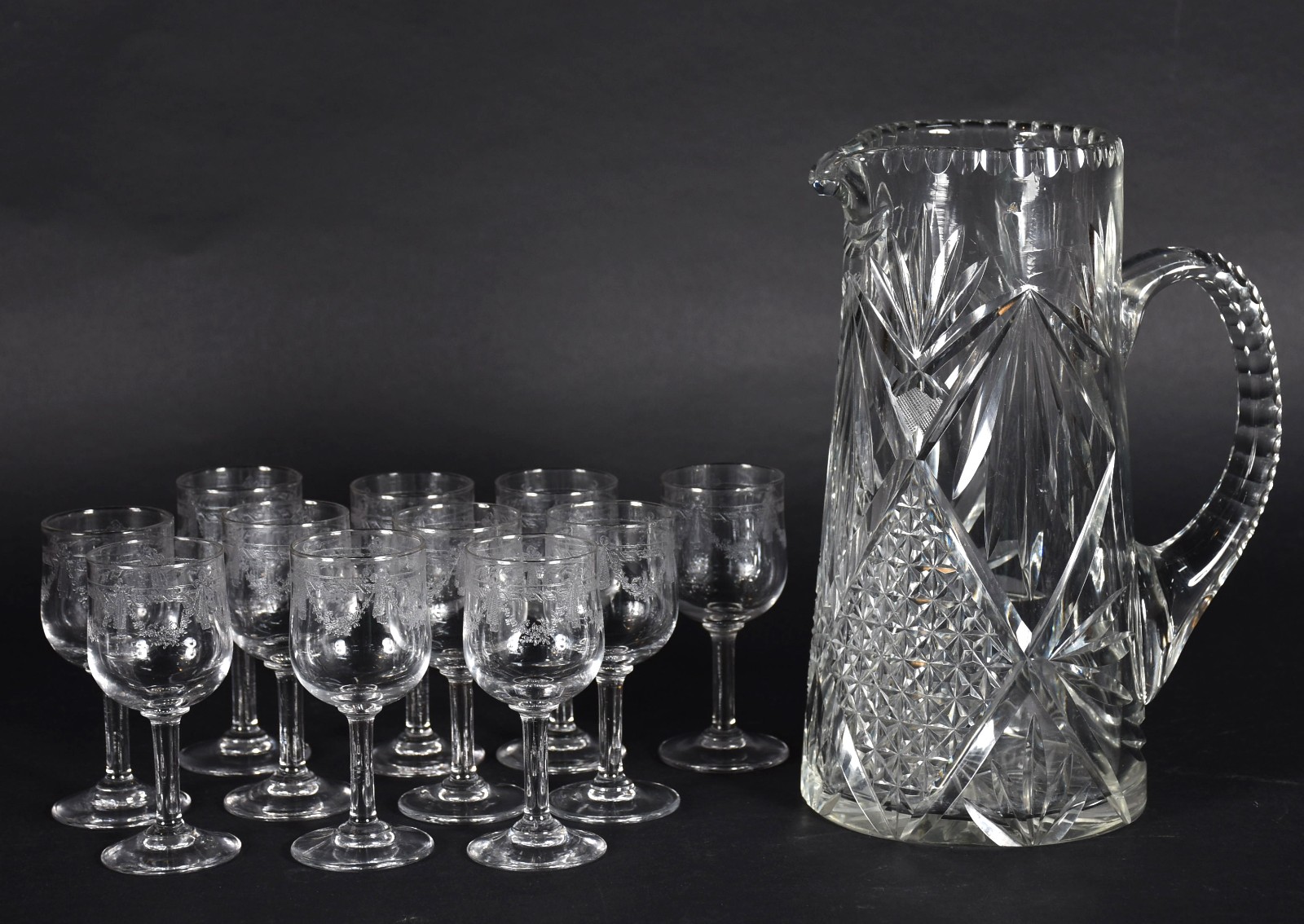 Jarra de cristal lapidado, acompanham 11 cálices para licor de... - foto 1 de 5