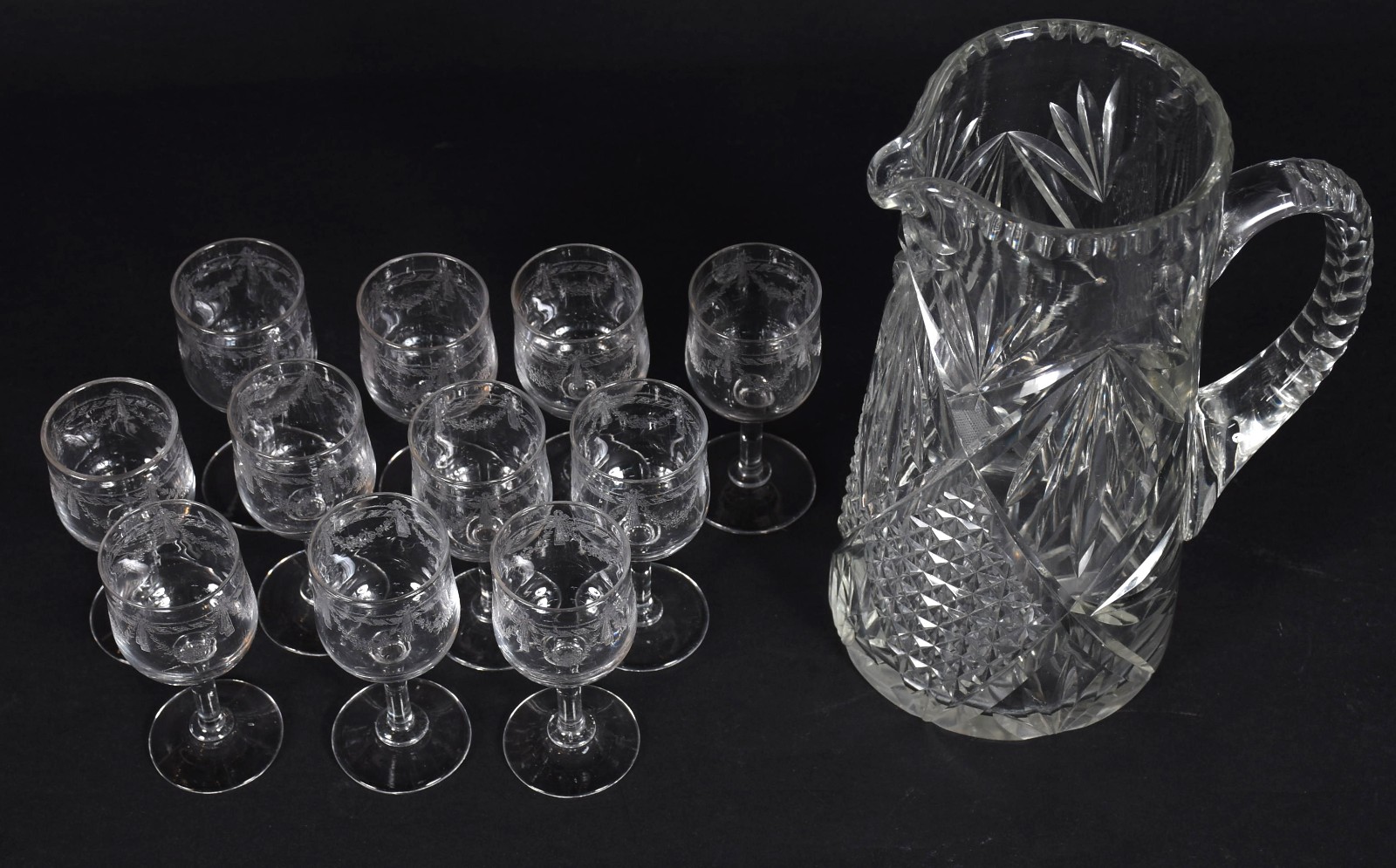 Jarra de cristal lapidado, acompanham 11 cálices para licor de... - foto 2 de 5