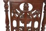 Genuflexório de madeira nobre,  corpo ricamente... - Genuflexório de madeira nobre,  corpo ricamente trabalhado com crucifixo e ogivas no estilo gótico ladeado por colunas torneadas, estofamento pa...