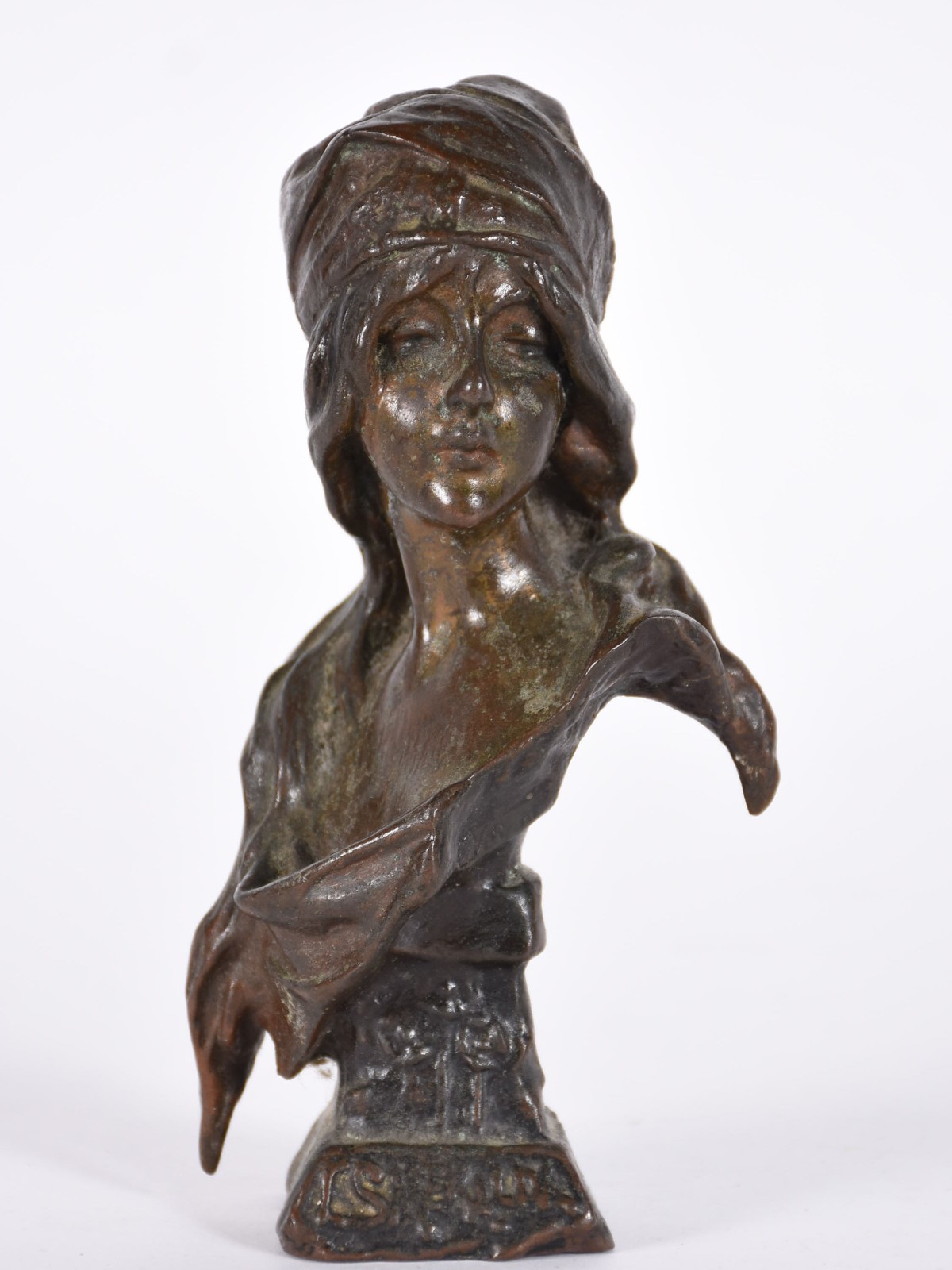 Pequeno busto Art Nouveau de metal representando figura feminina. - foto 1 de 5