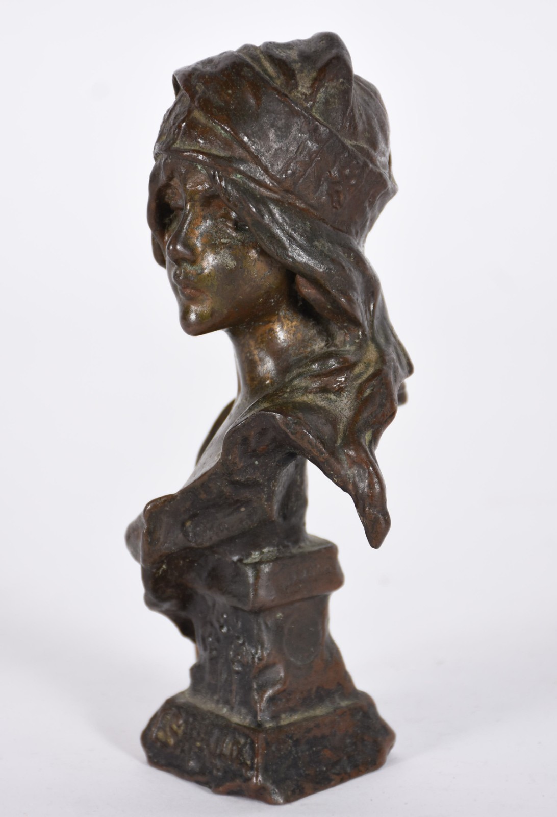 Pequeno busto Art Nouveau de metal representando figura feminina. - foto 2 de 5