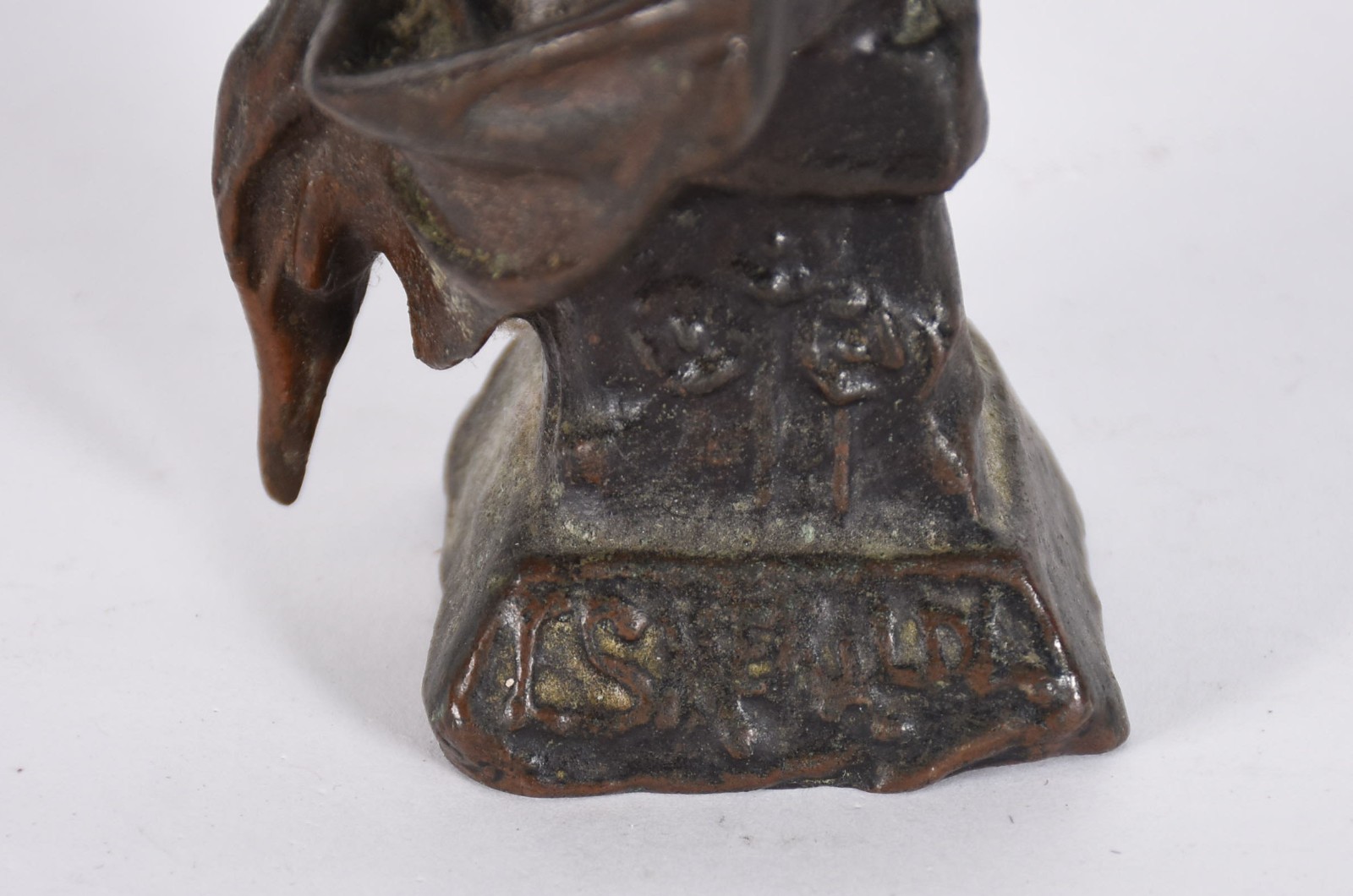 Pequeno busto Art Nouveau de metal representando figura feminina. - foto 3 de 5