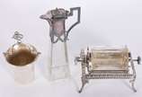 WMF (1853),  - Três peças de metal, sendo: jarra com bocal de metal WMF, manteigueira com cristal e guampa.