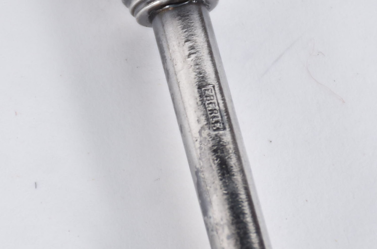 Faqueiro de metal prateado composto de: 12 facas, 12 colheres e 12... - foto 3 de 4