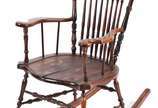Cadeira de balanço de madeira nobre, encosto e ... - Cadeira de balanço de madeira nobre, encosto e base com hastes torneadas, parte superior com entalhes.