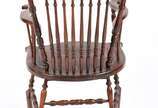 Cadeira de balanço de madeira nobre, encosto e ... - Cadeira de balanço de madeira nobre, encosto e base com hastes torneadas, parte superior com entalhes.
