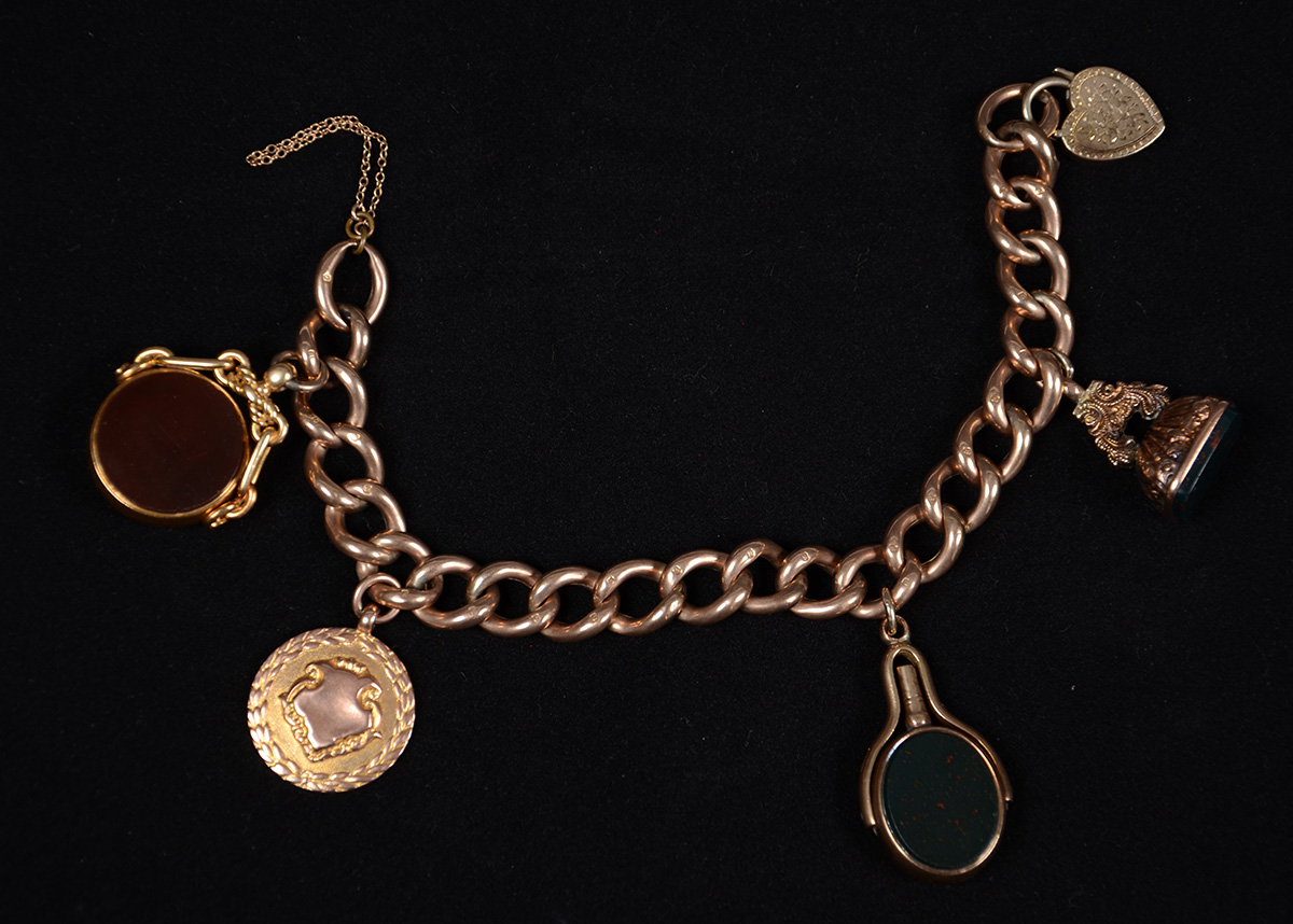 Pulseira de ouro baixo amarelo com 5 berloques. Peso total: 50 g