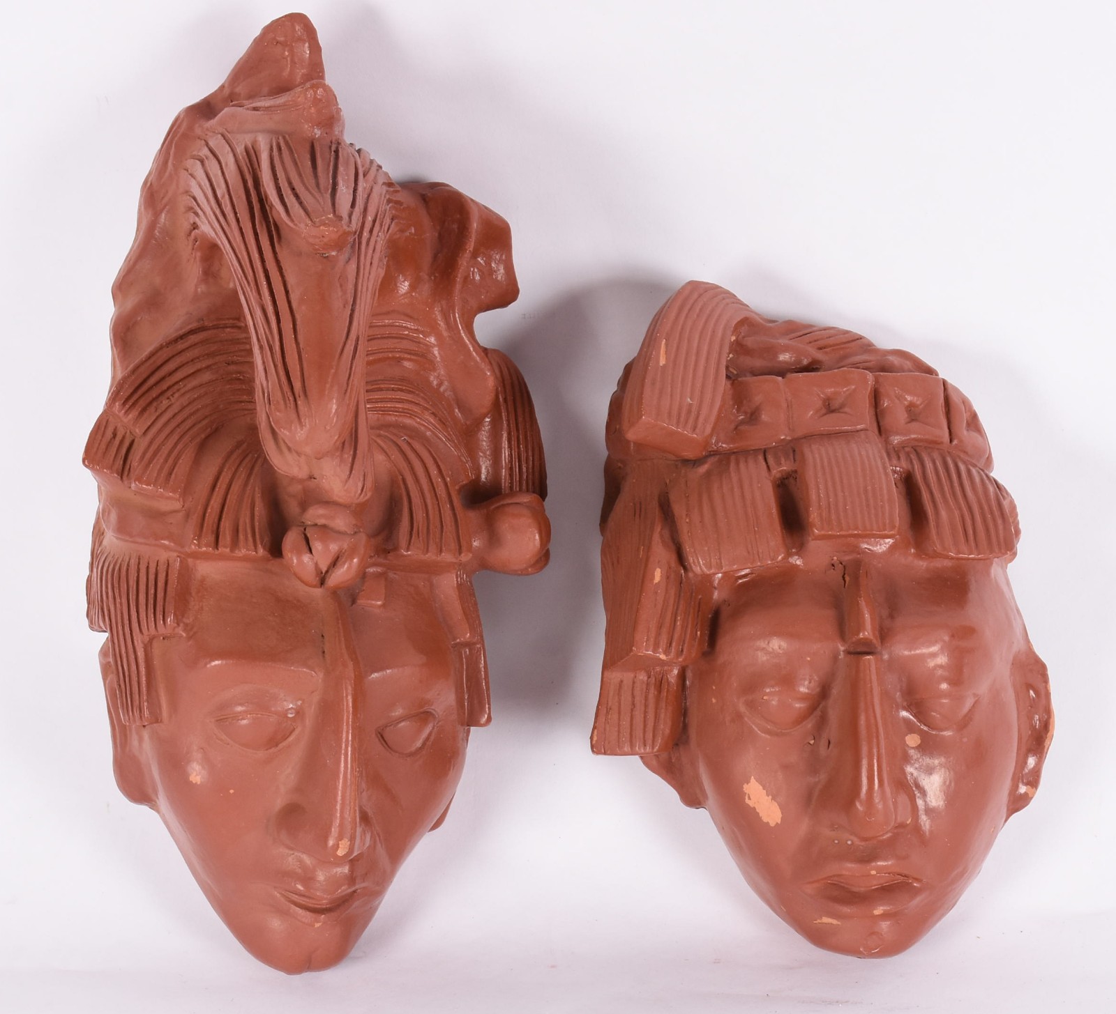 Duas mascaras de barro cozido. - foto 1 de 3