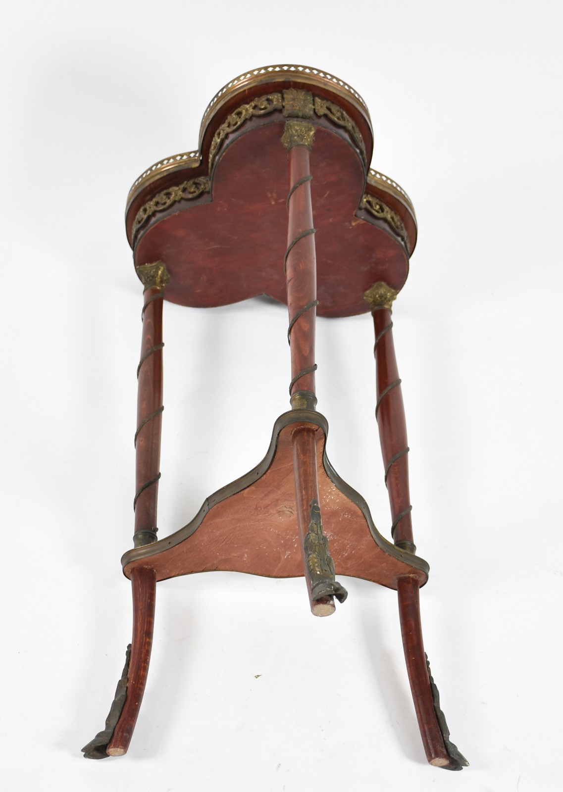 Mesa auxiliar na forma de trevo em madeira nobre com tampo... - foto 3 de 4