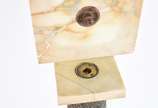 Coluna de mármore com detalhes de bronze trabal... - Coluna de mármore com detalhes de bronze trabalhado.