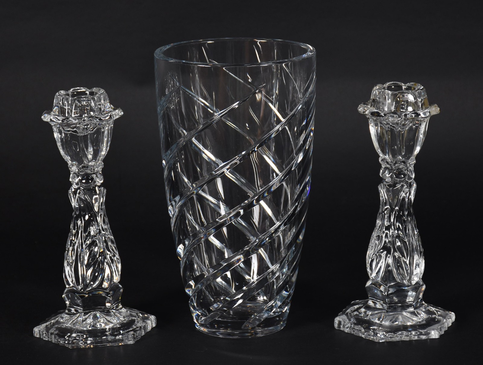 Três peças de cristal, sendo: par de castiçais e vaso. - foto 1 de 3