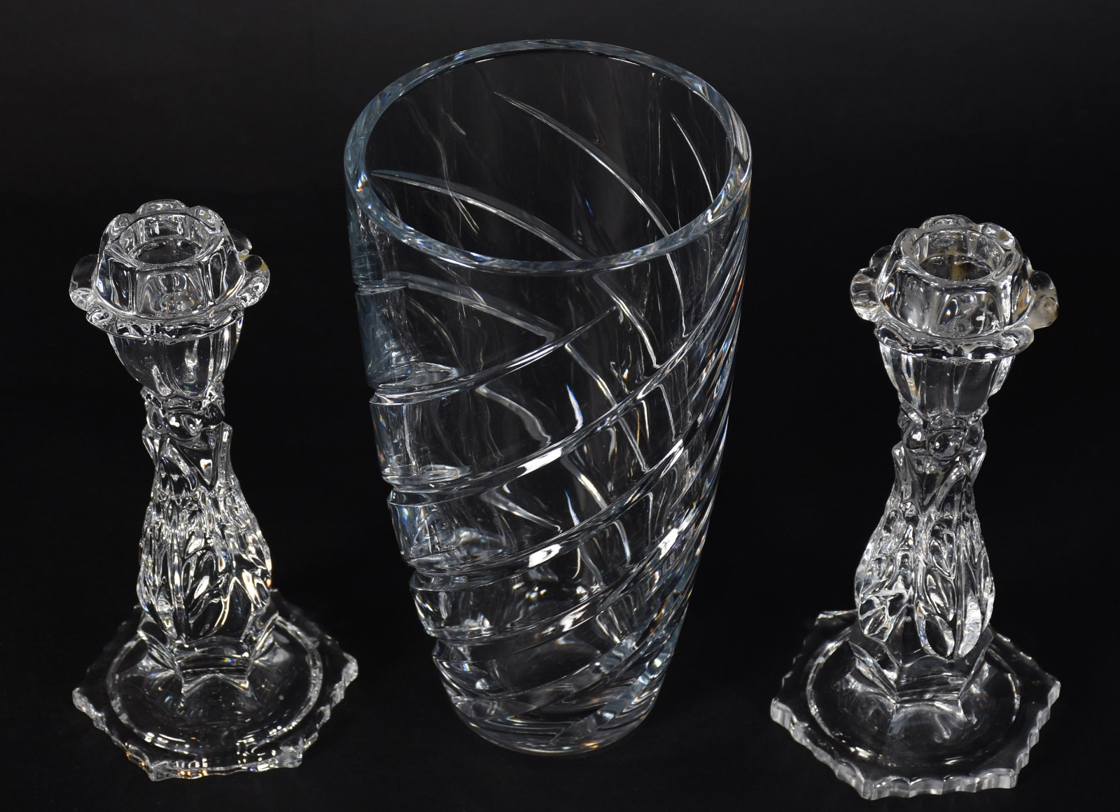Três peças de cristal, sendo: par de castiçais e vaso. - foto 2 de 3