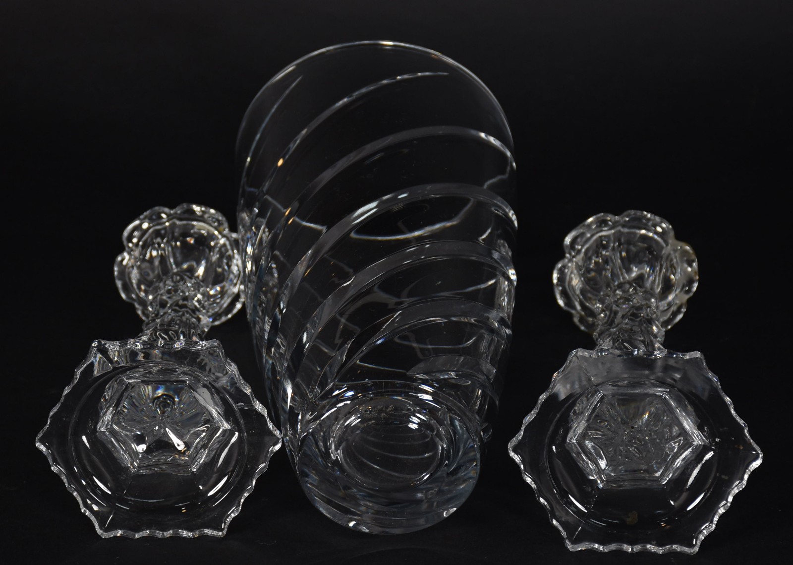 Três peças de cristal, sendo: par de castiçais e vaso. - foto 3 de 3