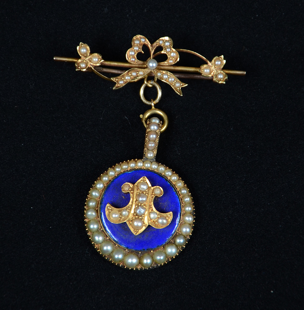 Belíssimo e antigo broche de ouro amarelo, micro pérolas e esmalte...
