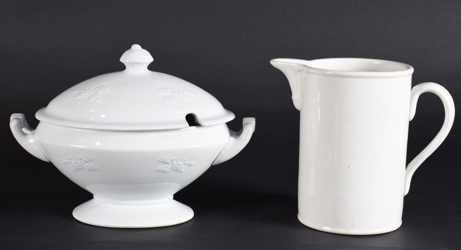 Duas peças de porcelana branca, sendo sopeira inglesa J & G Meakin... - foto 1 de 6