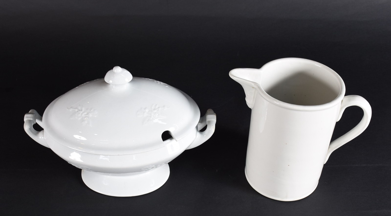 Duas peças de porcelana branca, sendo sopeira inglesa J & G Meakin... - foto 2 de 6
