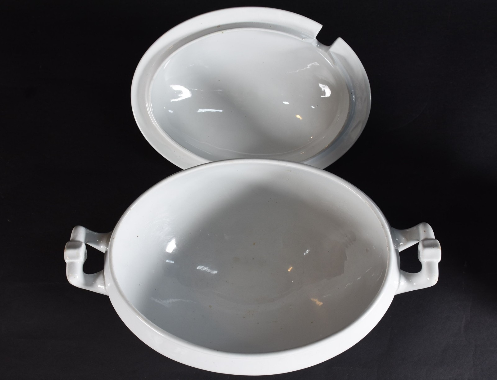 Duas peças de porcelana branca, sendo sopeira inglesa J & G Meakin... - foto 3 de 6